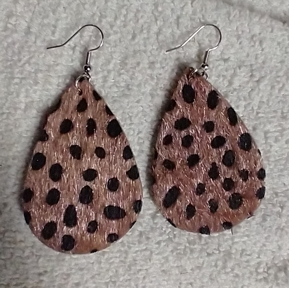 Silvertone wire faux fur leopard print dangle teardrop earrings